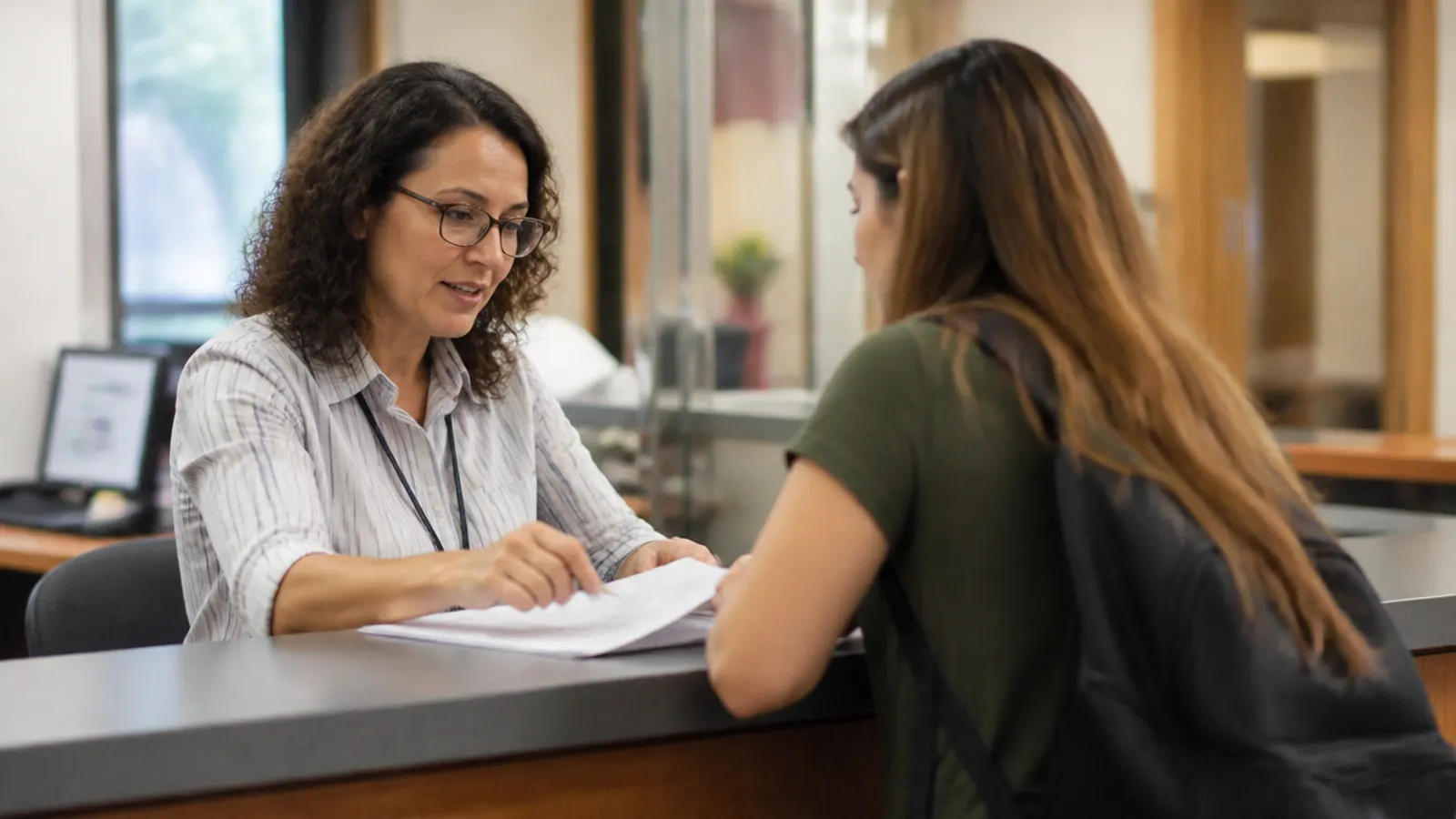 Asesora de control escolar revisando el certificado parcial de un estudiante